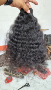 Extensions de cheveux humains indiens vierges Remy indiens de qualité temple Cheveux non traités de style bouclé à vague naturelle - Product Image 4