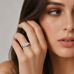 Bague de fiançailles et d'anniversaire pour femme en argent sterling 925 avec moissanite taille princesse et trois pierres serties à griffes - Product Image 3