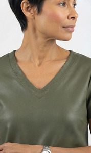 Blusa Elegante Formal de Manga Corta con Cuello en V de Cuero Verde Oliva para Mujer, Camiseta de Moda Premium, Fabricación Personalizada de Verano - Product Image 3