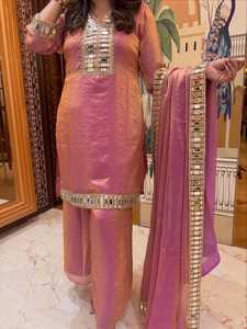 Ensemble Palazzo Fendy en Soie avec Broderie Miroir, Kurta Fendy en Soie avec Broderie Miroir et Col en V, et Palazzo avec Dupatta Fendy en Soie Broderie Miroir - Product Image 2