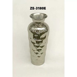 Vase décoratif argenté à texture facetée et bord évasé pour la décoration moderne de la maison, table console et arrangements floraux - Product Image 1
