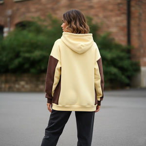 Sudadera con Capucha para Mujer al por Mayor, Color Crema Marrón, con Estampado de Letras en las Mangas, Estilo Casual para Otoño, con Logotipo Frontal y Bolsillos - Product Image 3