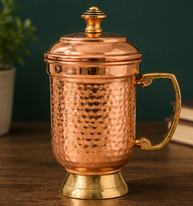 Mug vintage en cuivre martelé avec couvercle et poignée dorée – Vaisselle écologique pour la maison, les restaurants et la restauration - Product Image 3