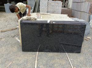 Dalles de granit noir cendré pour comptoirs, plans de toilette et carrelages - Product Image 2