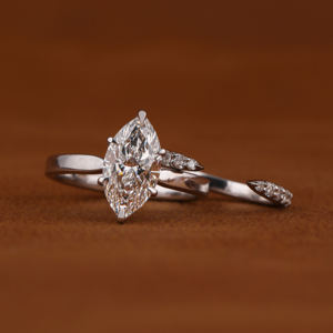 Anillo de diamante cultivado en laboratorio con corte marquesa alargado, certificado por IGI, con banda pavé, VVS, oro macizo de 14k, para mujer. - Product Image 3