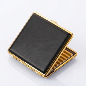 Étui à cigarettes de luxe en métal finition dorée et cuir véritable noir, porte-cigarettes fin et résistant aux chocs, accessoire pour fumeurs - Product Image 1