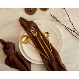 Le jeu de couverts en laiton aux tons chauds ajoute une touche de luxe sans être ostentatoire ou exagéré, fabriqué avec soin par ARTISTIQUE. - Product Image 2