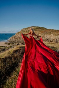 Robe longue de soirée en satin de soie pour femme, style créateur, avec traîne fluide, haute couture, pour séance photo - Product Image 3