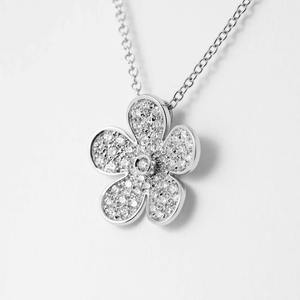 Collier pendentif trèfle pavé en or blanc et jaune 14 carats de luxe avec diamant de laboratoire taille radiant 0,71 ct certifié IGI – Bijoux fins - Product Image 2