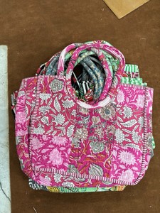 Sac fourre-tout matelassé Jaipuri en coton, grand sac à bandoulière pour voyage et plage - Product Image 6