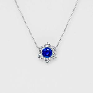 Collier pendentif fleur de luxe en or blanc 14 carats avec saphir bleu et diamant de laboratoire, serti halo pavé, certifié IGI, pour cocktail - Product Image 1