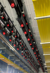 กล่องจ่ายไฟฟ้าอุตสาหกรรม Furutec I-DC Tap off Unit รองรับกระแสสูงสุด 800A 1000V ฐานสีแดง ตัวเครื่องสีเทา พร้อมหน้าจอแสดงผลดิจิตอล สำหรับศูนย์ข้อมูล - Product Image 3