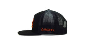 Gorra Trucker Negra de 5 Paneles con Logo Personalizado al por Mayor, Bordado Lateral y Diseño 3D Naranja BAREDOWN - Product Image 4