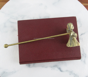 Abatidor de velas de latón vintage con un extintor de velas de Ángel Querubín de Azora Industries - Product Image 4