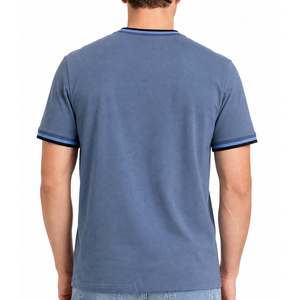Camiseta de manga corta para hombre, cuello redondo prémium, color azul pizarra, negro, azul cielo, con rayas triples y cuello acanalado. - Product Image 3