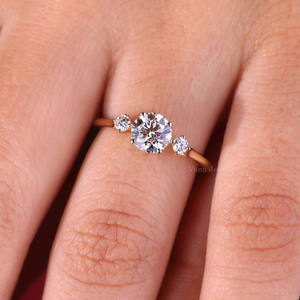 Anillo de compromiso de tres piedras de diamante cultivado en laboratorio de corte redondo anillo de tríada de boda y aniversario de oro amarillo sólido de 14K para mujer - Product Image 1