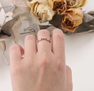Bague Minimaliste en Or Massif 10K 14K 18K avec Diamant de Laboratoire Taillé Marquise et Rond, Couleur DEF, Pureté VS VVS, Motif Feuille Chevron 1ct - Product Image 6