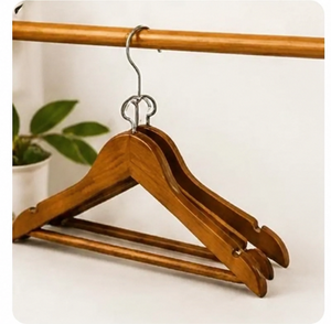 Perchas de Madera Sólida de Lujo con Logotipo Personalizado y Gancho Giratorio para Abrigos y Trajes, para Exhibición en Boutiques y Tiendas Minoristas de Alta Gama - Product Image 1