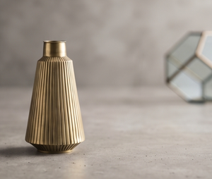 Jarrón Decorativo de Metal, Diseño Acanalado Dorado, Moderno Portaflores, Elegante Centro de Mesa para Hogar, Oficina, Sala de Estar - Product Image 2