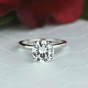 Anillo de Cumpleaños con Diamante Blanco Redondo Precioso en Corte Solitario para Ella, con un Elegante Acabado en Plata de Ley para Uso Diario - Product Image 2