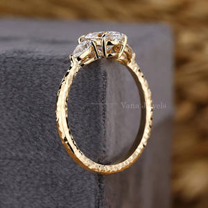 แหวนเพชรรูปวงรีสำหรับปลูกในห้องปฏิบัติการพร้อมลูกแพร์หินสามก้อนสำหรับงานหมั้นทำด้วยค้อนทองแข็ง14K สำหรับงานแต่งงานและแหวนครบรอบ - Product Image 5