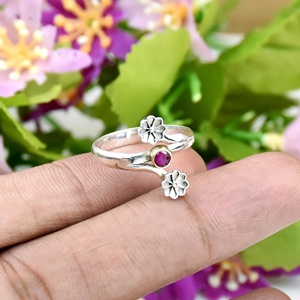 Anillo de plata de ley 925 con incrustaciones de rubí natural en forma floral minimalista, estilo bohemio, joyería fina para mujer. - Product Image 1