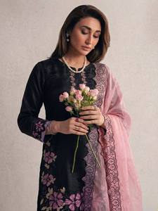 Conjunto de Top, Pantalón y Dupatta con Bordado Pesado, Trabajo de Lentejuelas, Trabajo de Moti, Encaje de Seda de Cristal Romano y Borde de Encaje - Product Image 3