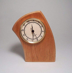 Horloge en bois élégante et moderne mettant en valeur les grumes de bois complexes avec un design raffiné. Horloges de table. - Product Image 2