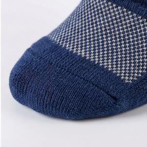 Chaussettes pour hommes à motif géométrique, tricotées, respirantes, en coton, polyester et élasthanne, style classique pour l'automne - Product Image 6
