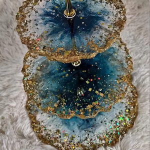 Support à gâteau décoratif haut de gamme en résine avec effet cristal et piédestal élégant pour la présentation de gâteaux pour mariage, anniversaire et décoration de fête - Product Image 4