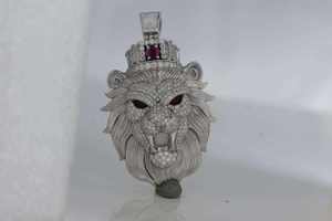 Pendentif tête de lion avec couronne en moissanite, argent 925, sertissage pavé, charme luxueux sur le thème animalier, unisexe, à porter au quotidien, bijoux fins - Product Image 1