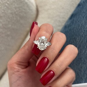 Anillo de Compromiso de Lujo con Diamante Ovalado de 5 Quilates, Cultivado en Laboratorio, E VVS2, Tres Piedras, con Piedras Laterales en Forma de Pera, Oro Blanco de 14K, Certificado IGI - Product Image 2