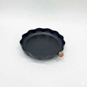 Plateau de service classique en métal noir mat avec bord festonné ondulé et poignée en bois, assiette décorative en fer pour la maison et les fêtes - Product Image 1