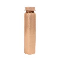 Bouteille d'eau en cuivre martelé, bouteille ayurvédique indienne traditionnelle pour le stockage quotidien de l'eau et un mode de vie sain