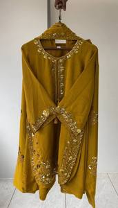Conjunto de 3 piezas de traje Sharara de seda morada de moda para invierno, ideal para bodas indias y pakistaníes, con pantalones Gharara de Georgette y bordados de Zari dorado. - Product Image 2