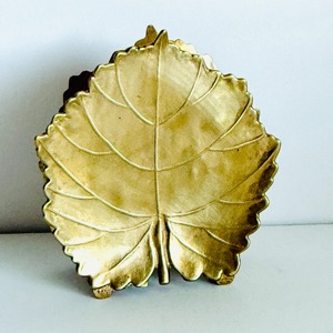 Support à serviettes en métal doré de qualité supérieure, design feuille d'or, parfait pour les espaces de repas modernes, la décoration intérieure et la mise en valeur élégante de la table, provenance Inde. - Product Image 1