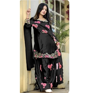 Elegante Conjunto de Salwar Kameez Negro Satinado con Bordado Floral Intenso y Lentejuelas, Prenda Tradicional Cómoda - Product Image 1