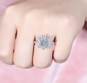 Bague de mariage pour femme avec diamant simulé de taille ronde, plaquée or blanc 14 carats - Product Image 1