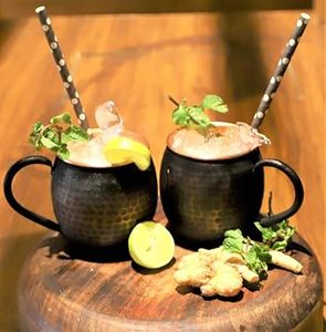 Taza Moscow Mule de cobre hecha a mano con acabado martillado, ideal para cócteles, whisky, vodka y bebidas frías. - Product Image 5