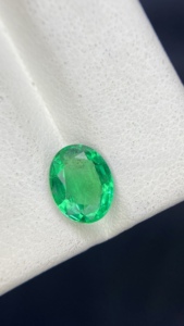 Piedra Preciosa Suelta de Esmeralda Natural de Zambia, Certificada, de 1.54 Quilates, 9x7 mm, Corte Ovalado, con Buena Luminosidad y Color - Product Image 4