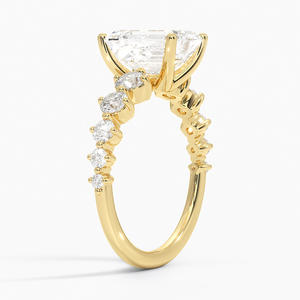 Anillo de Compromiso Vintage con Tres Piedras de Moissanita Corte Esmeralda y Engaste de Puntas Chapado en Oro de 14K - Product Image 2