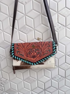 Portefeuille-pochette vintage élégant en cuir de vachette turquoise pour femme, avec gravures artisanales, étui pour téléphone, idéal pour l'été et l'hiver - Product Image 1