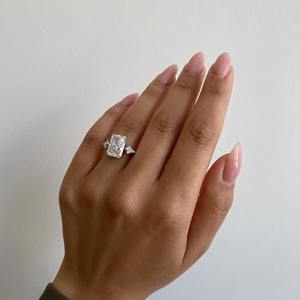 Anillo de compromiso de diamante de 5.50 quilates con corte radiante alargado, cultivado en laboratorio, con tres piedras y cortes laterales en forma de cometa, oro blanco de 14K, certificado IGI - Product Image 4