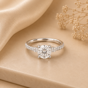 Anillo de Moissanita con Acento Floral de 1 CTW en Oro Blanco, Regalo de Aniversario - Product Image 1