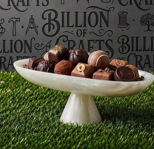 Bol de service en résine sur pieds, plat de présentation pour desserts, chocolats, dattes, bonbons, fruits, fait main, décoration pour la maison et les restaurants - Product Image 1