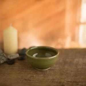 Tazón de Cerámica Verde Oliva para Aperitivos, Estilo Rústico, Acabado Liso, Diseño Compacto, Duradero, Apto para Alimentos, Ideal para Salsas, Frutos Secos y Postres - Product Image 1