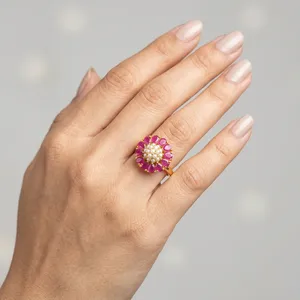 Anillo Ajustable Chapado en Oro con Diseño Floral Vintage para Mujer, Engaste de Bisel con Rubí y Perlas Pavé, Estilo Cóctel - Product Image 3
