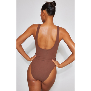 Maillot de bain une pièce marron texturé personnalisable pour femme, avec ceinture, imprimé, design personnalisé, tenue de plage - Product Image 3