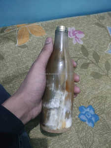 Bouteille de corne faite à la main en corne de buffle naturelle idéale pour les cadeaux à usage décoratif et l'artisanat historique - Product Image 4