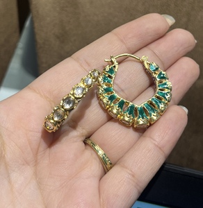 Pendientes de Aro de Lujo en Plata Chapada en Oro de 18K, Hechos a Mano con Incrustaciones de Cristal Verde Meenakari |   Joyería Royal Heritage Jaipur - Product Image 3